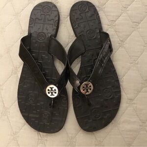 Authentic Tory Burch “Thora” Black Patent Leather Logo-Trim Sandal - SZ 9M.